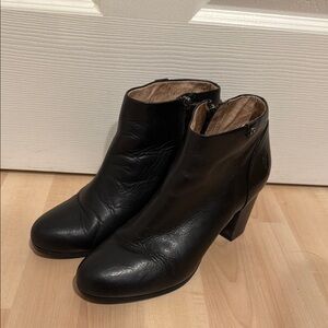 The Frye Company Black Leather Ankle Boots 9M